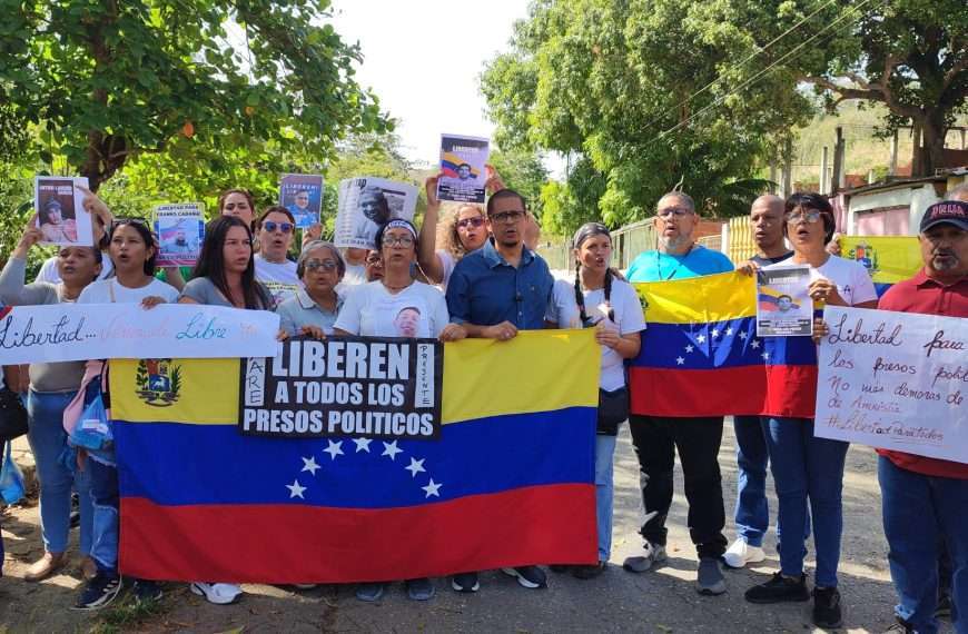 Nicmer Evans, Yimi Longa y Ángel Godoy brindan apoyo solidario a familiares en Yare II