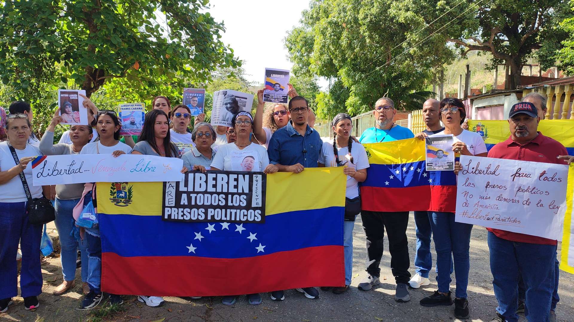 Nicmer Evans, Yimi Longa y Ángel Godoy brindan apoyo solidario a familiares en Yare II