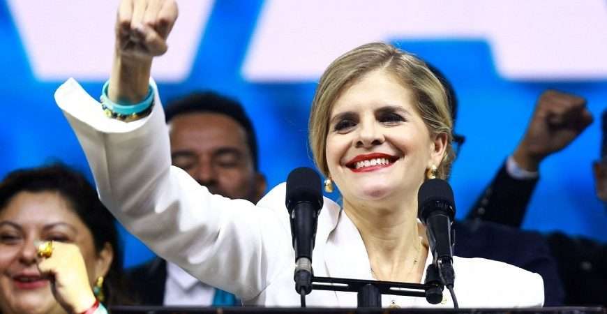 Laura Fernández arrasa en Costa Rica y se convierte en la presidenta electa