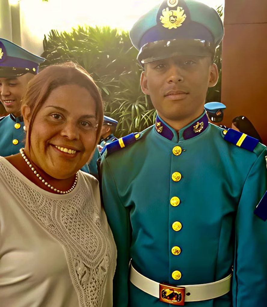 Ana Luisa Hernández con su hijo Carlos Daniel Fernández Hernández, con el adolescente en la Academia Militar cuando aspiraba a ser un oficial de la Fuerza Armada
