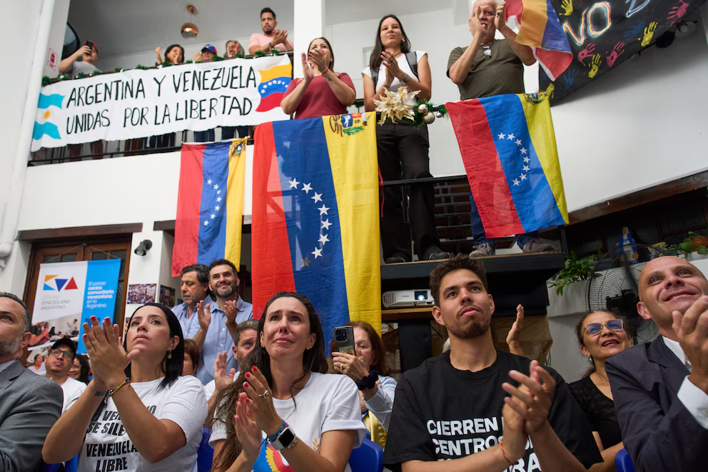 La represión consular y administrativa afecta los derechos básicos de venezolanos en el exterior, al utilizar trámites y servicios consulares como mecanismos de control y exclusión (AP/ARCHIVO)