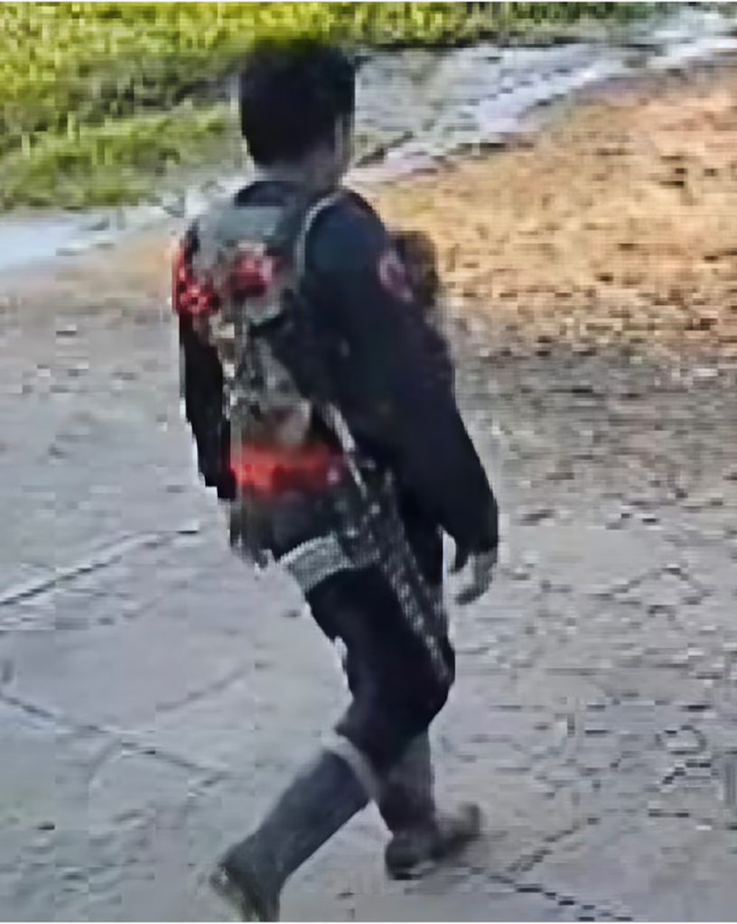 Uno de los guerrilleros del ELN armado y uniformado, usando las botas de caucho, se desplaza por una zona del Catatumbo venezolano