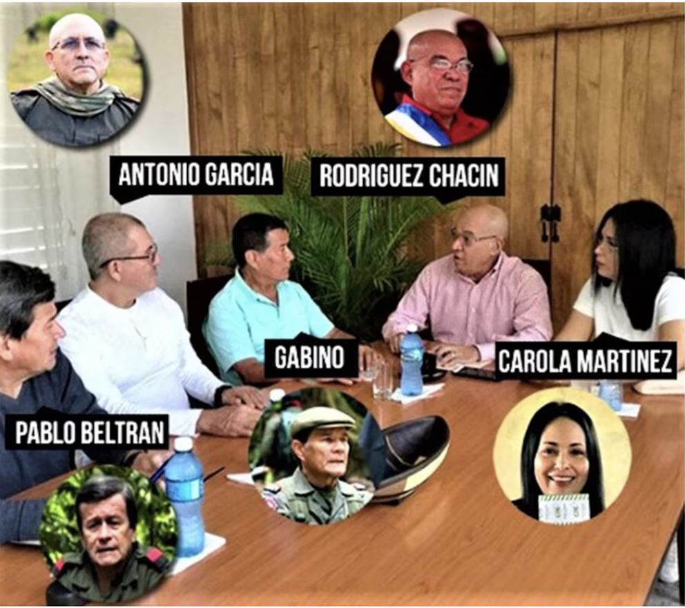 Desde el gobierno de Hugo Chávez se estrechó la relación con el ELN. En la gráfica, una reunión del ex gobernador Ramón Rodríguez Chacín con el alto mando del ELN