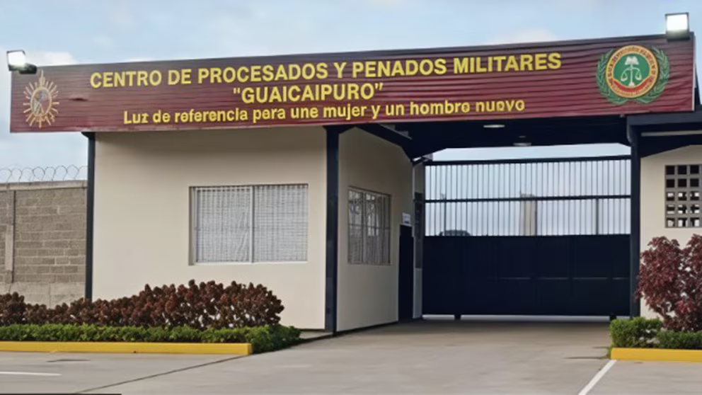La fachada principal del Centro de Procesados y Penados Militares "Guaicaipuro" muestra su distintivo letrero y el acceso principal custodiado por una garita