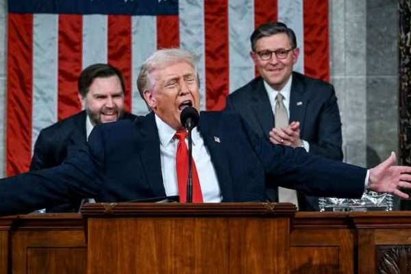 Donald Trump vuelve a arremeter contra la inmigración en un concurrido acto de campaña electoral en Kentucky
