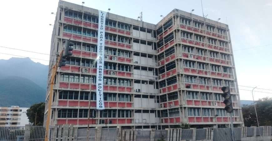 Movimiento estudiantil de la ULA comenzó la toma de calles en Mérida desplegando gigante pancarta por la libertad de los presos políticos