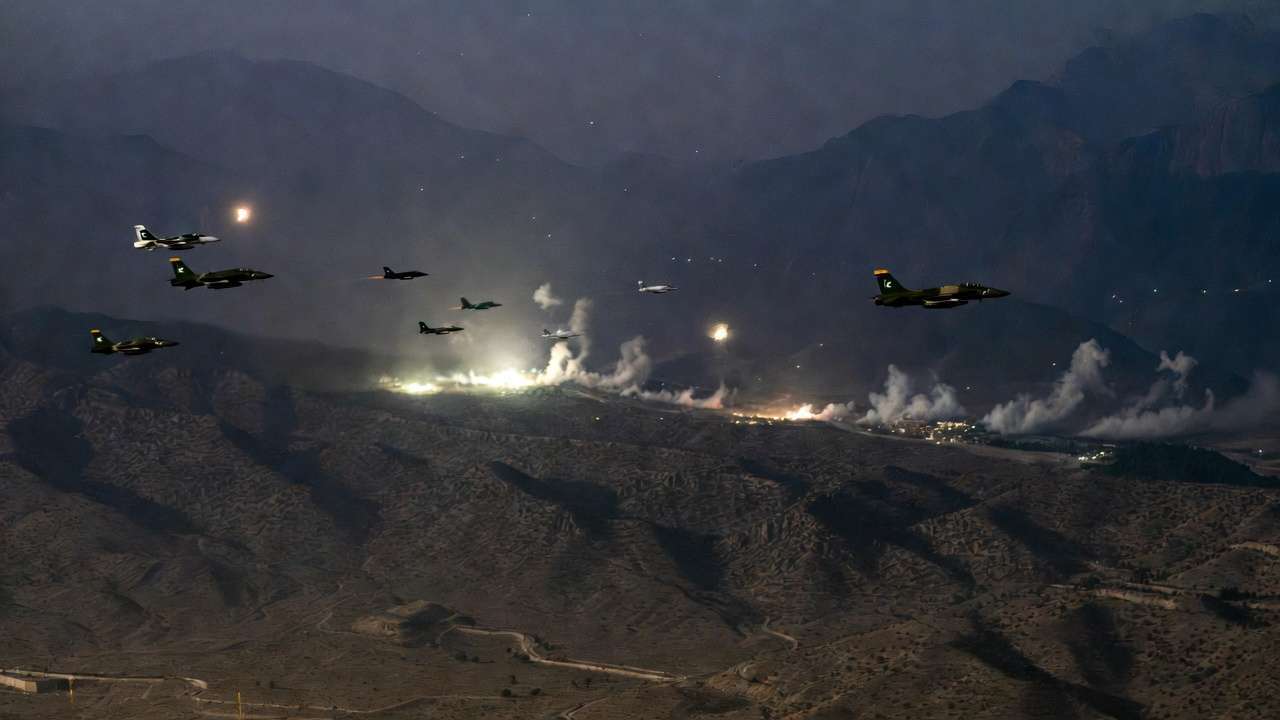 Pakistán ataca objetivos en Afganistán