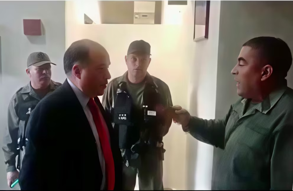 El entonces coronel Lugo expulsó a empujones a Julio Borges del recinto de la Guardia Nacional Bolivariana en la Asamblea Nacional.
