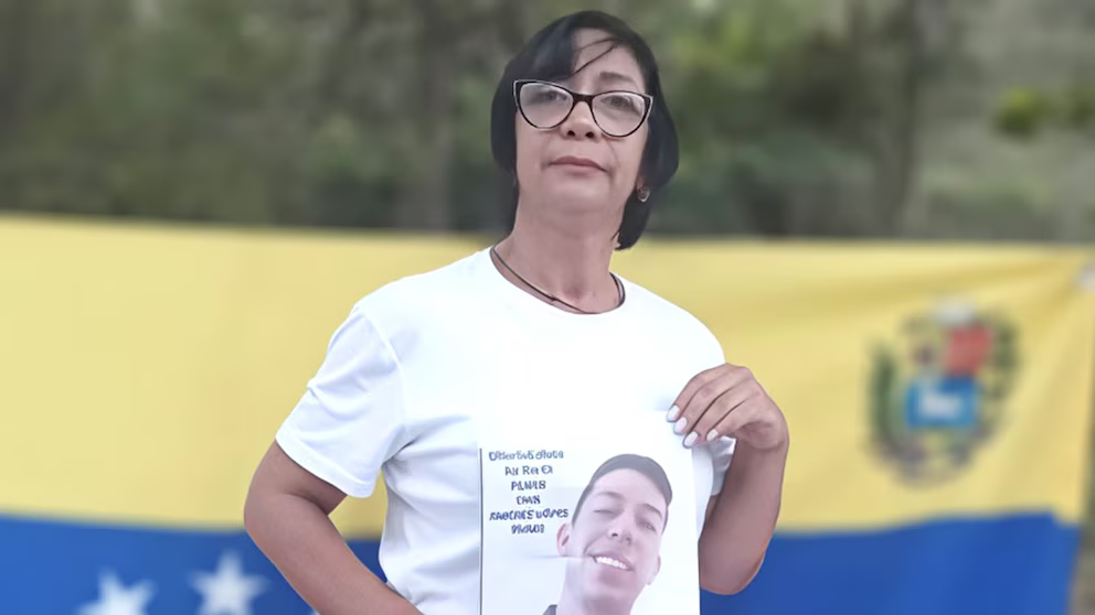 Judihtmer López de Jiménez se apostó frente a la cárcel Yare II donde está su hijo reclamando justicia y libertad