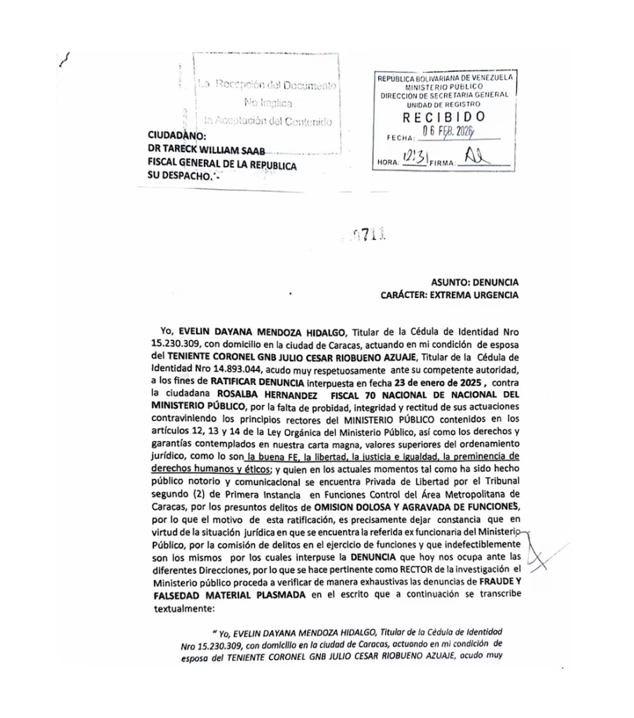 Evelin Dayana Mendoza Hidalgo, esposa del Teniente Coronel Julio Cesar Riobueno Azuaje, ratificando la denuncia contra la fiscal Rosalba Hernández
