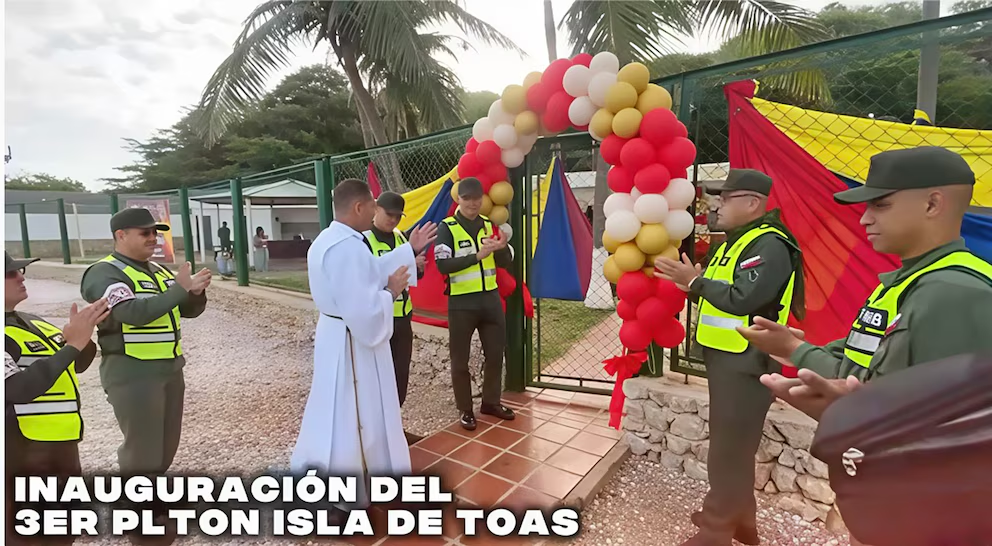 Un sacerdote bautizando la casa incautada al alcalde Sobalvarro, ahora sede de la Guardia Nacional en isla de Toas