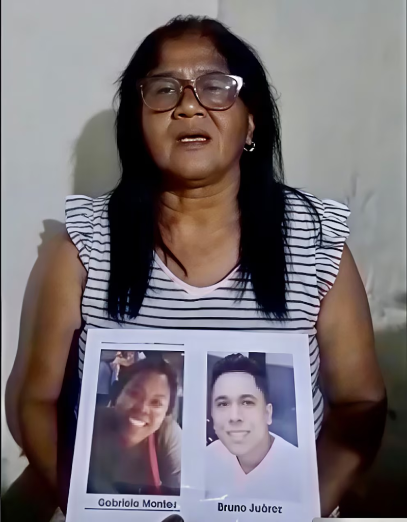 Una mujer con lentes y blusa a rayas presenta las fotografías de Gabriela Montes y Bruno Judrez, buscando visibilidad para su caso