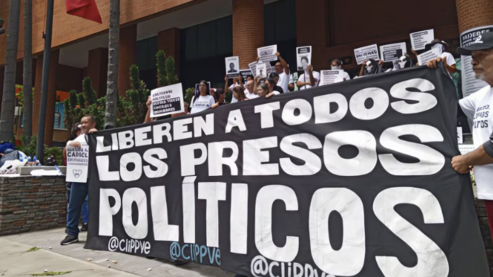 La libertad de los presos políticos ha sido respaldada por ONG que acompañan a familiares en vigilias y protestas frente a las cárceles de la gran Caracas