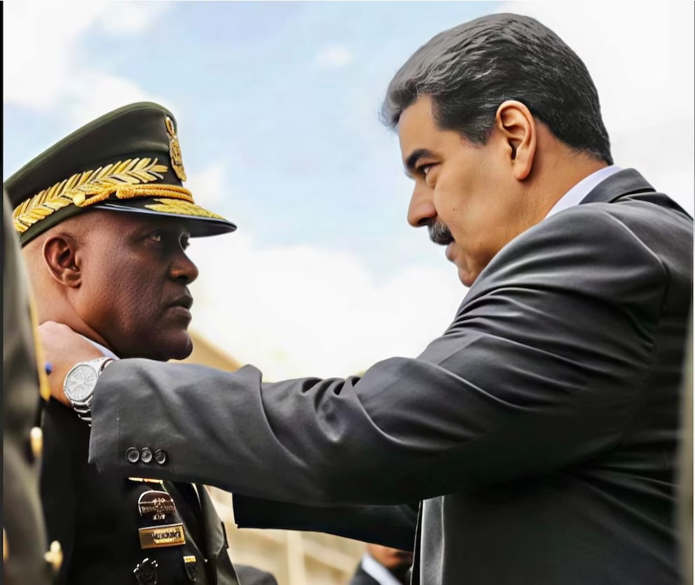 El ahora jefe de la Miklicial, MG (GNB) Nayade Solovenly Lockiby Belmonte cuando Nicolás Maduro lo nombra en el corredor Caracas La Guaira