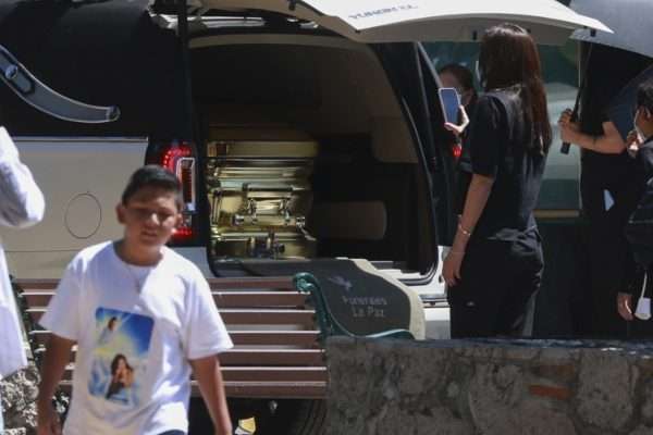 Bajo “Código Rojo” y un ataúd de oro: Despiden a “El Mencho” en medio de una tensa calma