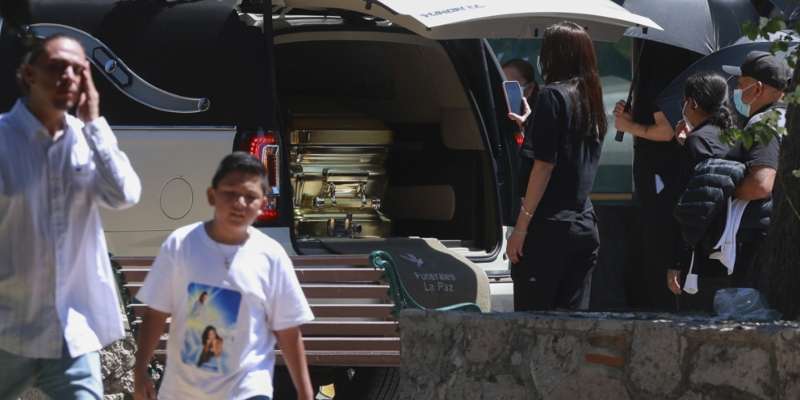 Bajo “Código Rojo” y un ataúd de oro: Despiden a “El Mencho” en medio de una tensa calma