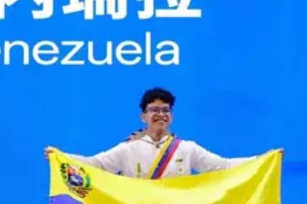 Orgullo de Guasipati: Axel Hernández conquista medalla de plata en las Olimpiadas de Matemáticas en Vietnam