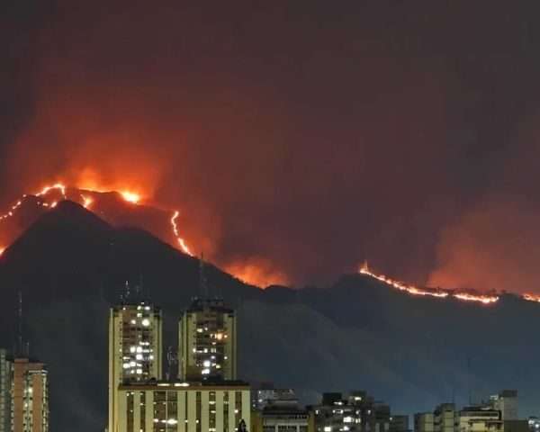 Fuerte incendio consume hectáreas del Parque Nacional Henri Pittier y pone en vilo a Maracay