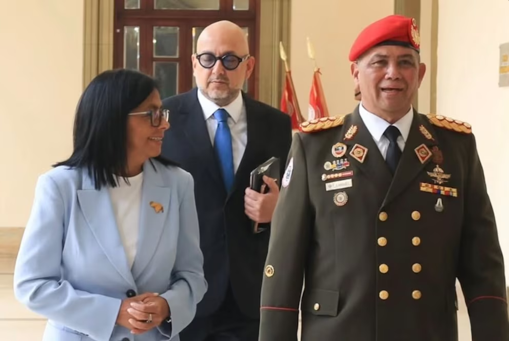 Como Vicepresidente Delcy Rodríguez tenía a su cargo el SEBIN mientras el director era el general Gustavo González López ahora Ministro de Defensa