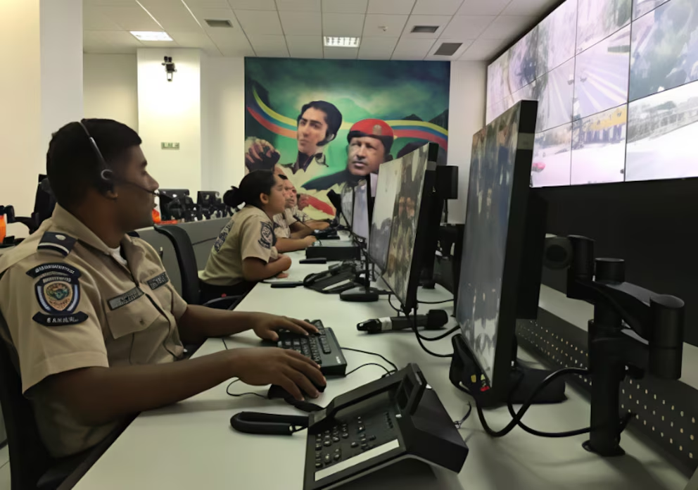 Policías del régimen en un centro de monitoreo en Venezuela
