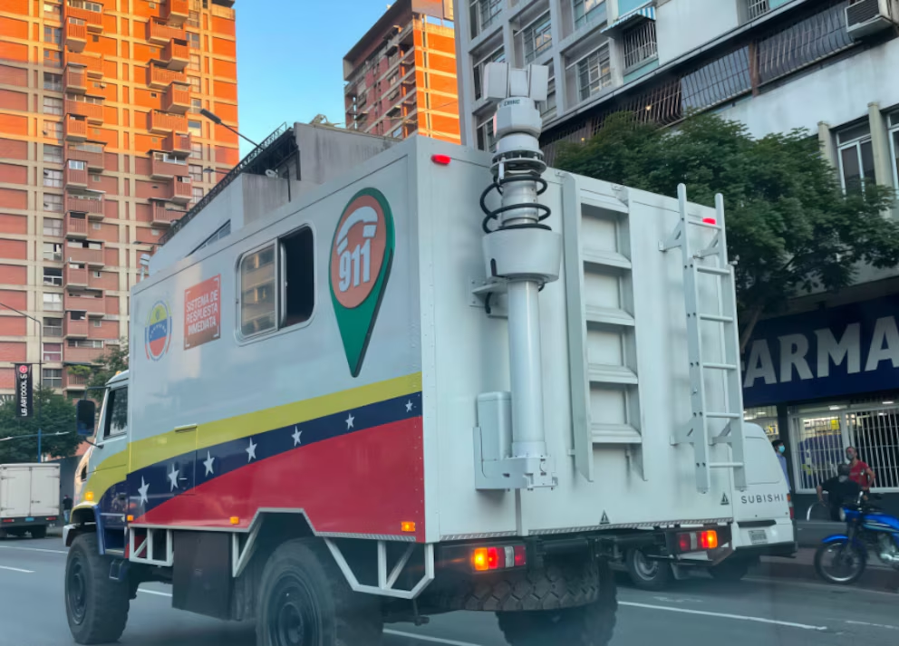 En esta foto. de VESinFiltro se observa una Unidad de mando móvil con sistema multicámara CEIEC sobre mástil desplegable.