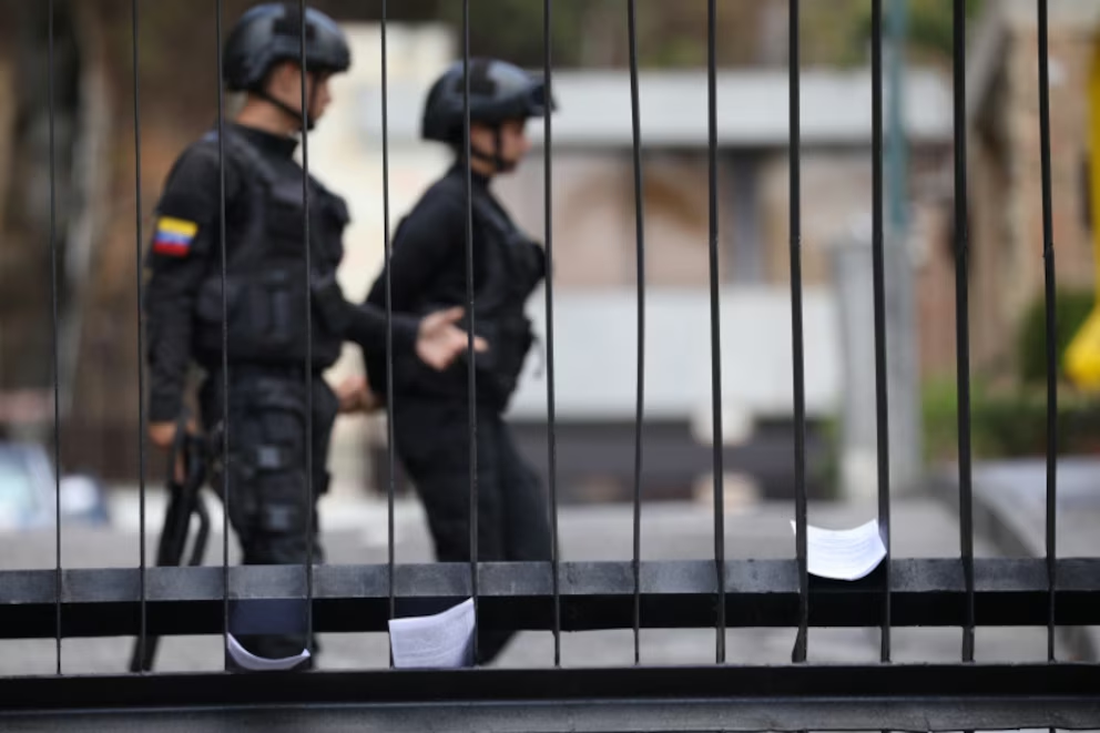FOTO DE ARCHIVO: Miembros de las fuerzas de seguridad venezolanas se ven al fondo en esta ilustración tomada en Caracas, Venezuela, el 27 de enero de 2019 REUTERS/Andres Martinez Casares/ Foto de archivo