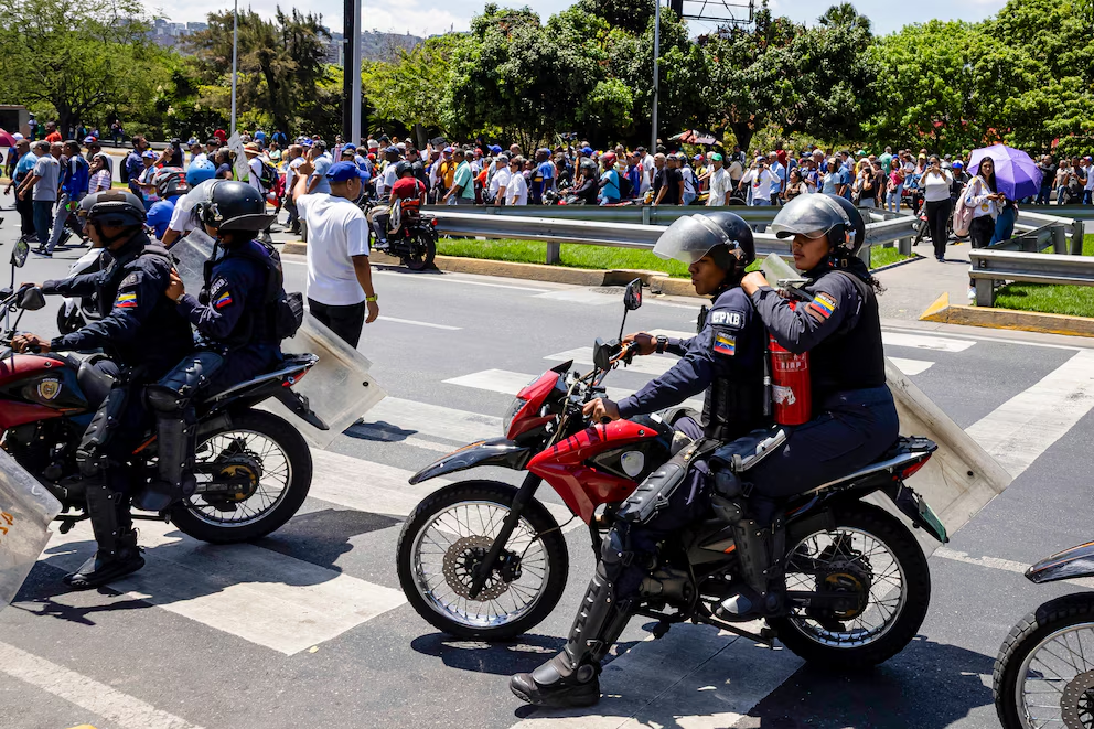 AME7462. CARACAS (VENEZUELA), 25/03/2026.- Integrantes del Cuerpo de Policía Nacional Bolivariana (CPNB) patrullan durante una manifestación de trabajadores y estudiantes de la Universidad Central de Venezuela (UCV) para exigir mejoras salariales este miércoles, en Caracas (Venezuela) EFE/ Miguel Gutiérrez