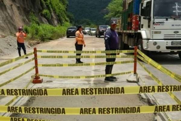 Rehabilitan paso en la Troncal 008 tras desprendimiento de rocas en Mérida