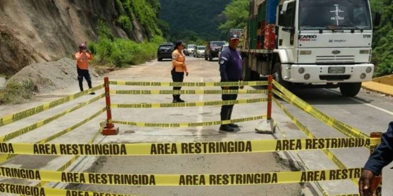 Rehabilitan paso en la Troncal 008 tras desprendimiento de rocas en Mérida