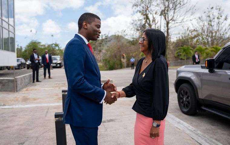 Granada recibe a Delcy Rodríguez en su primera gira oficial tras la caída de Maduro