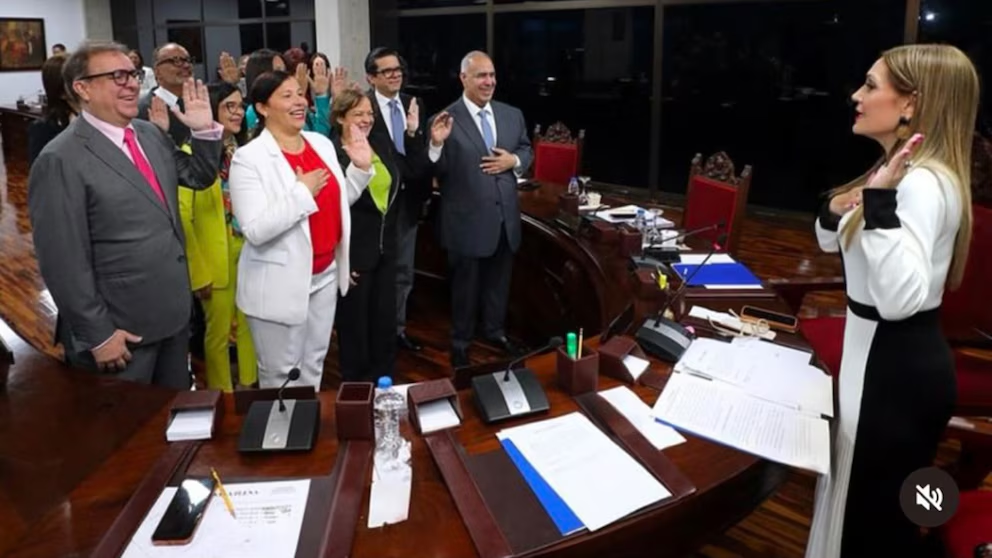 La presidente del TSJ, Caruslya Rodríguez juramenta a los nuevos magistrados