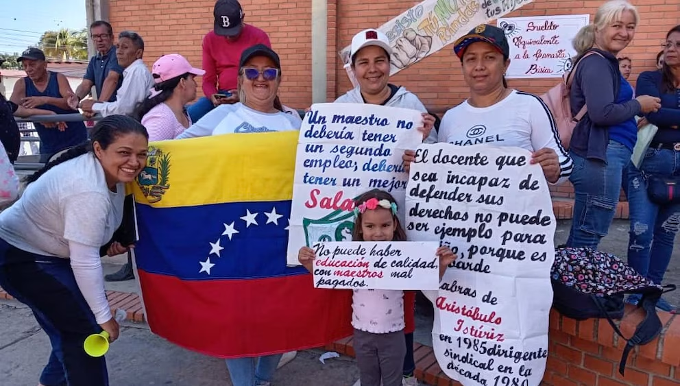 Docentes exigiendo mejoras salariales durante una protesta del 9 de abril 2026 en Venezuela