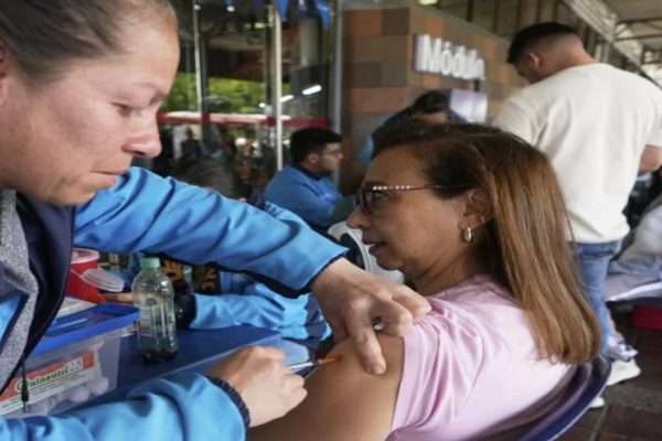 Venezuela expande vacunación contra la fiebre amarilla a 10 estados para frenar posibles brotes