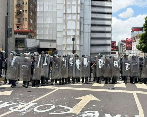 Golpes y detenciones en Plaza Venezuela: Universitarios desafían la represión de la PNB