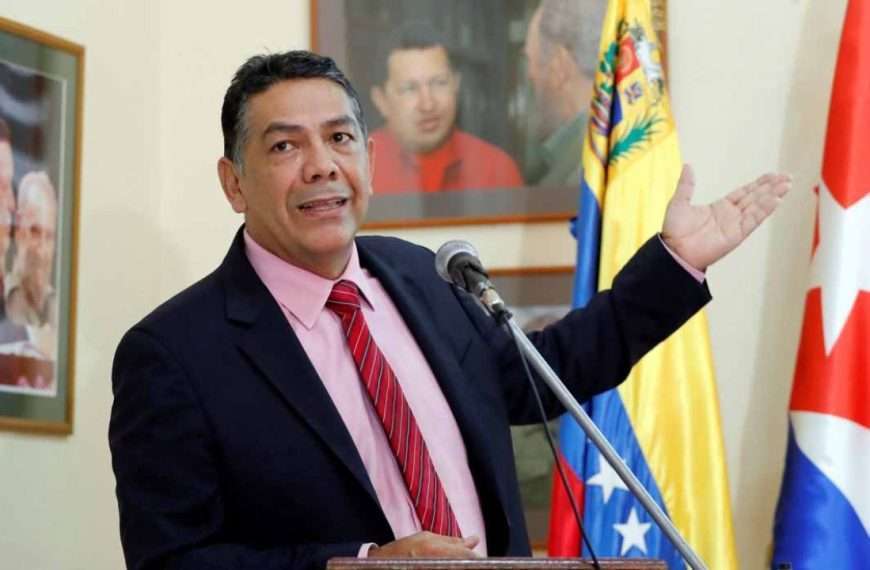 Viceministro William Castillo estalla contra el influencer Michelo por acusar de traición a los hermanos Rodríguez