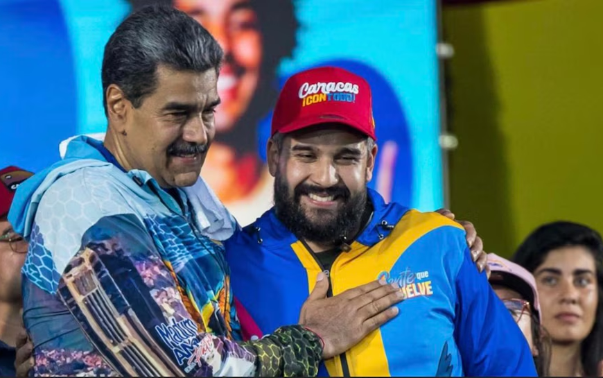 Nicolás Maduro, presidente de Venezuela, sonríe junto a su hijo Nicolás Ernesto Maduro Guerra durante un acto político en Venezuela
