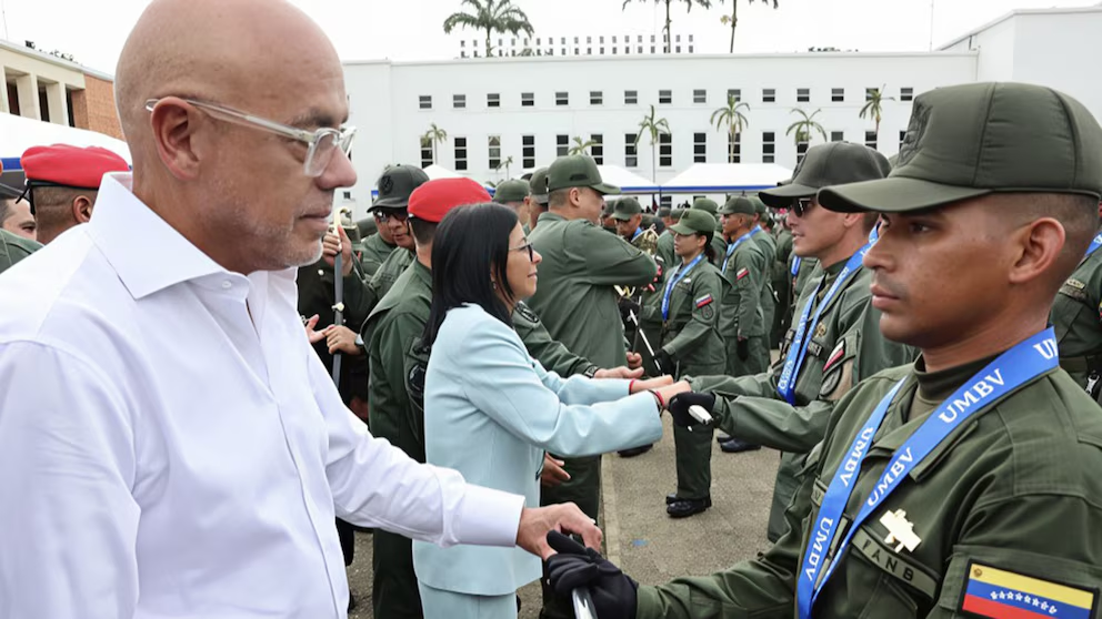Jorge Rodríguez entrega el sable la ceremonia de la Universidad Militar