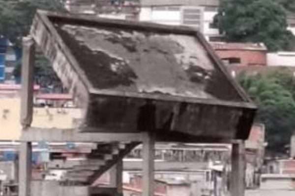 Desprendimiento de una placa de concreto en la Torre de David pone en riesgo a siete familias en La Candelaria