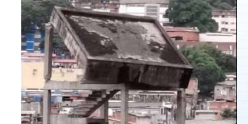 Desprendimiento de una placa de concreto en la Torre de David pone en riesgo a siete familias en La Candelaria