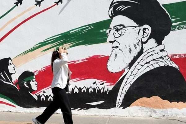 Irán amenaza con duras respuestas y mantiene cerrado el estrecho de Ormuz