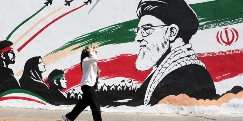 Irán amenaza con duras respuestas y mantiene cerrado el estrecho de Ormuz