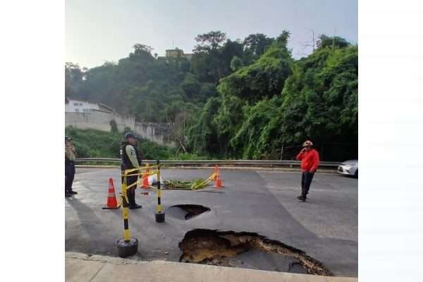En Baruta cierran la calle La Guairita en Vizcaya por una avería de aguas blancas y socavamiento vial