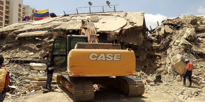 Familiares de fallecidos en la OPPE 26B exigen frenar demoliciones para buscar a sus allegados en La Guaira