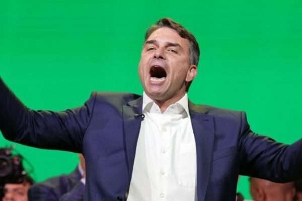 Flávio Bolsonaro lanza su candidatura presidencial en Brasil
