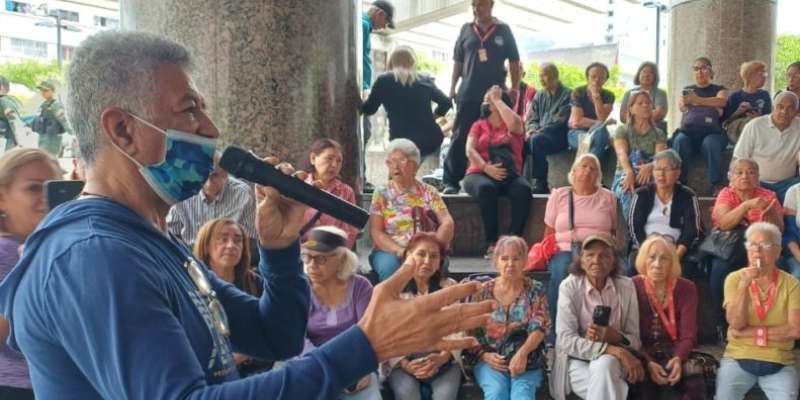 Jubilados exigen frenar la devaluación del bolívar y rechazan retrasos en pagos especiales