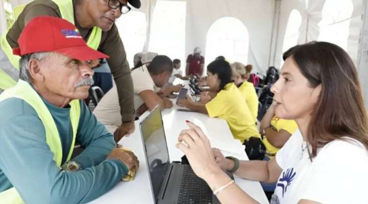 Hasta 12 horas duran en largas colas los damnificados para llenar el censo en La Guaira