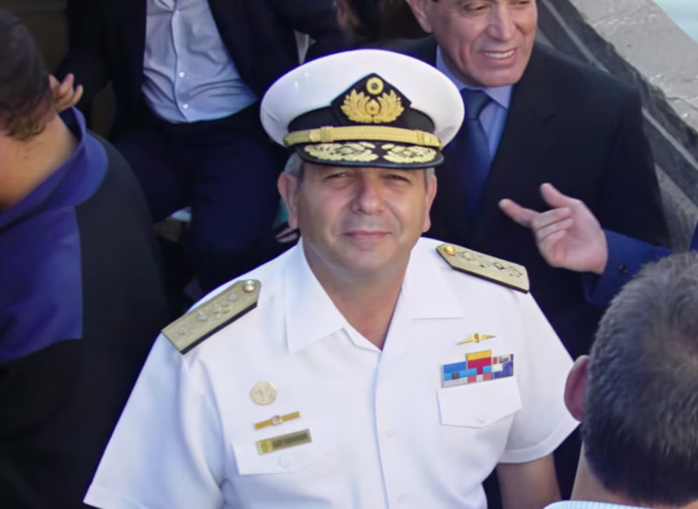 El contralmirante Daniel Lino Comisso Urdaneta durante el pronunciamiento de militares contra el gobierno de Hugo Chávez en la Plaza Altamira en el 2002