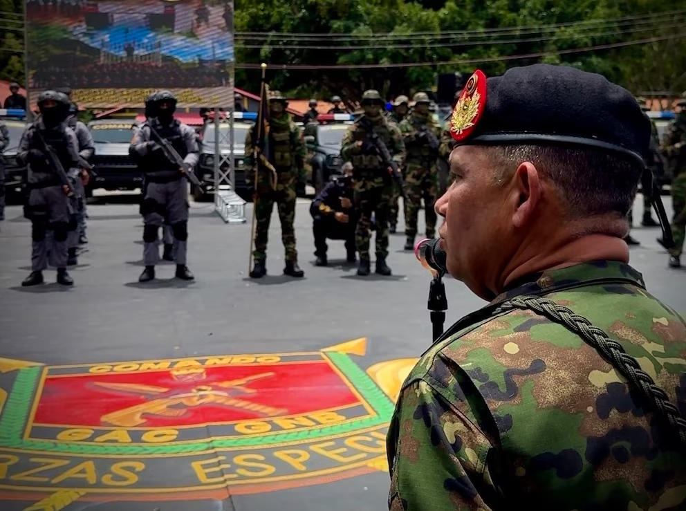 El ministro de la Defensa Gustavo Enrique González López de visita en una instalación militar