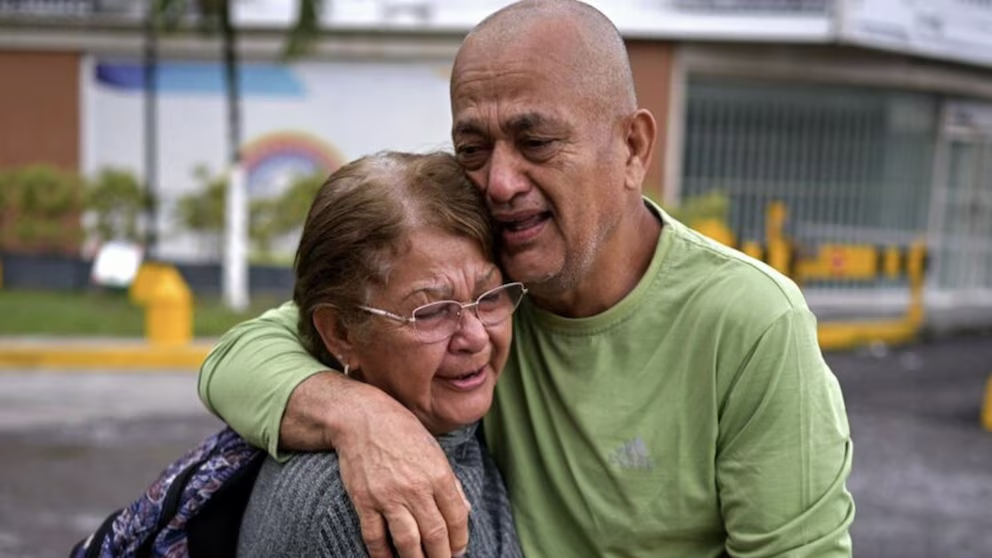 En Venezuela había, en enero de 2026, 24 periodistas presos, entre ellos Luis López en la gráfica junto a su mamá. Aún varios periodistas tienen restricciones legales e imputaciones