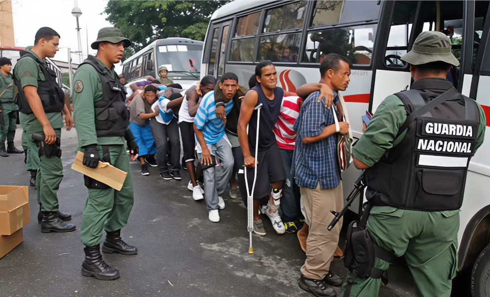 Funcionarios de la Guardia Nacional supervisan a civiles embarcándose en una unidad de transporte